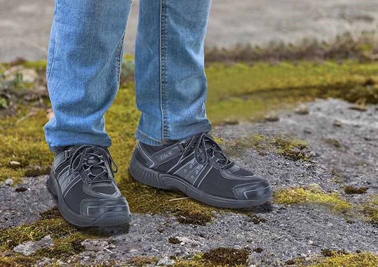 Black Orthofeet Monterey Bay Tie-Less Lace Men's Sneakers | KRQWC4952